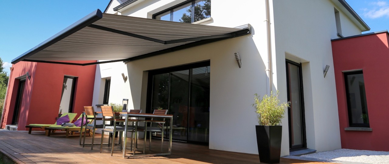 Outdoor patio with outdoor living area and extendable sun shade